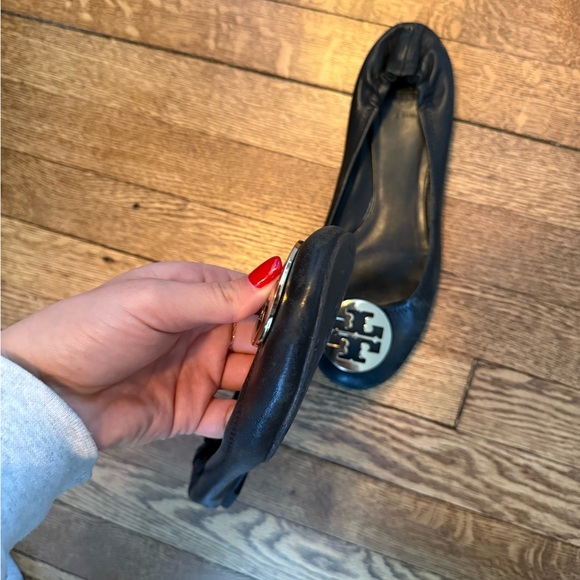 Tory Burch Black and Gold Flats with Iconic Logo - Picture 3 of 4